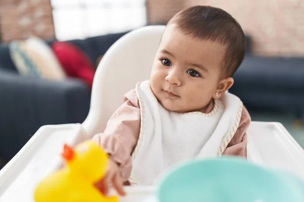 Schattige Spaanse Baby Glimlachend Zelfverzekerd Zittend Kinderstoel Thuis — Stockfoto