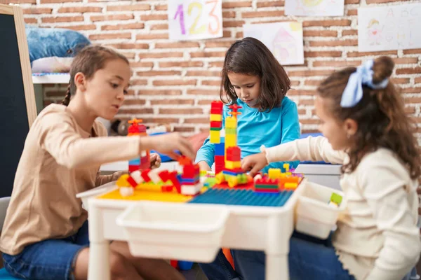 Group Kids Playing Construction Blocks Sitting Table Kindergarten — Foto Stock