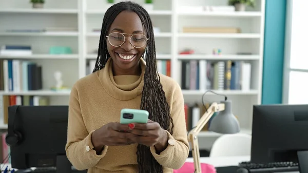 African Woman Smiling Using Smartphone Library University — Stok fotoğraf