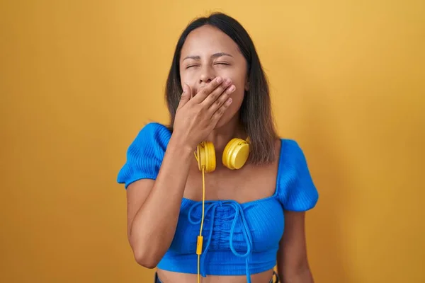 Латиноамериканская Молодая Женщина Стоящая Жёлтом Фоне Устала Зевать Прикрывая Рот — стоковое фото