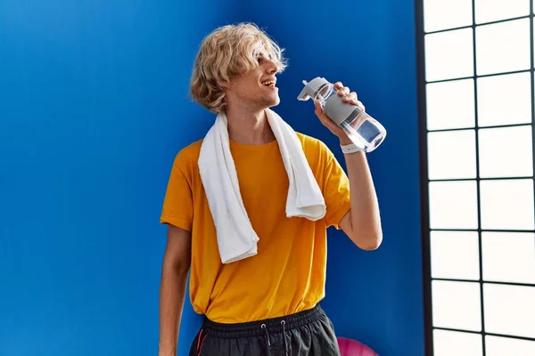Jonge Blonde Man Lacht Zelfverzekerd Drinkwater Sportcentrum — Stockfoto