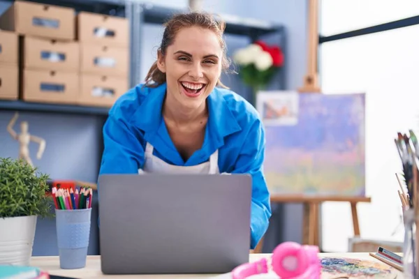 Young Woman Artist Smiling Confident Using Laptop Art Studio — Zdjęcie stockowe
