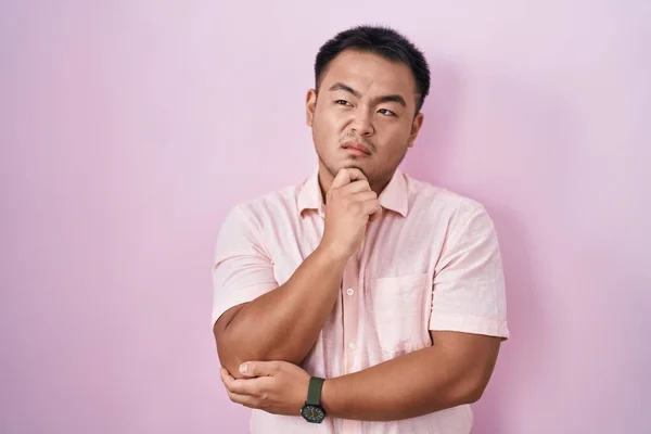 Китайский Молодой Человек Стоящий Розовом Фоне Думая Вопросе Обеспокоенный Нервный — стоковое фото
