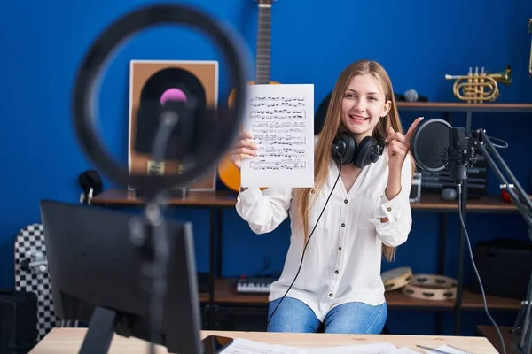 Jonge Blanke Vrouw Doet Online Muziek Tutorial Tonen Muziekblad Lachend — Stockfoto