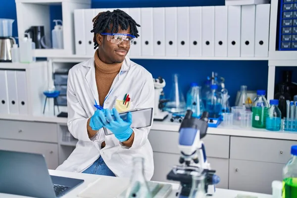 African American Man Scientist Using Laptop Writing Clipboard Laboratory — ストック写真