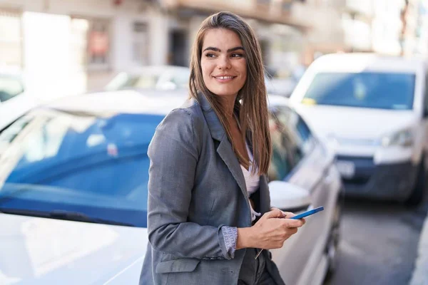 Young Woman Smiling Confident Using Smartphone Street — Stock Photo, Image