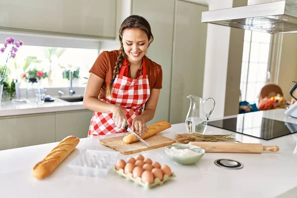 Genç Güzel Spanyol Bir Kadın Mutfakta Ekmek Keserken Kendinden Emin — Stok fotoğraf