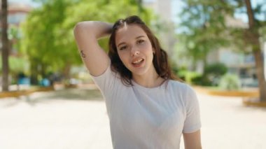 Parkta yürürken kendine güvenen genç bir kadın.