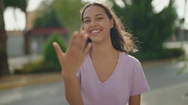 Jonge Afrikaanse Amerikaanse Vrouw Glimlachen Zelfverzekerd Doen Komende Gebaar Met — Stockvideo
