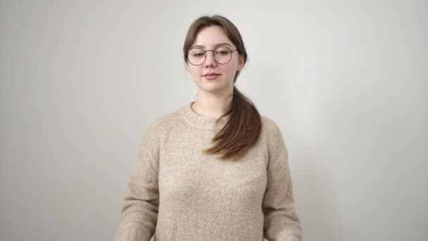 Νεαρή Ξανθιά Γυναίκα Χαμογελά Αυτοπεποίθηση Στέκεται Πάνω Από Απομονωμένο Λευκό — Αρχείο Βίντεο