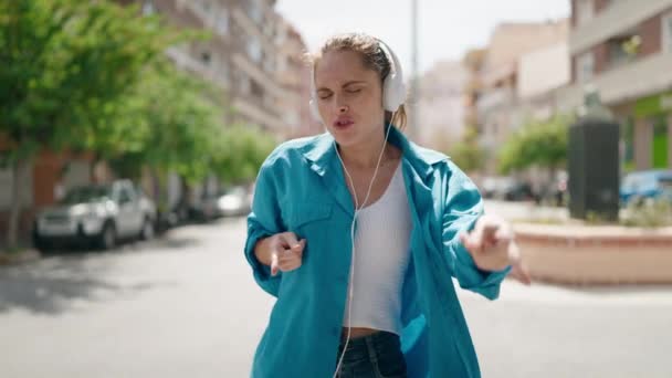 Νεαρή Γυναίκα Που Ακούει Μουσική Χορεύει Στο Δρόμο — Αρχείο Βίντεο