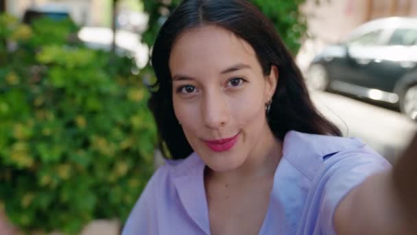 Junge Schöne Hispanische Frau Lächelt Zuversichtlich Bei Videoanruf Auf Der — Stockvideo