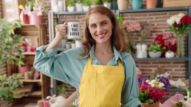 Jovem Bela Mulher Hispânica Florista Sorrindo Confiante Segurando Sou Chefe — Vídeo de Stock