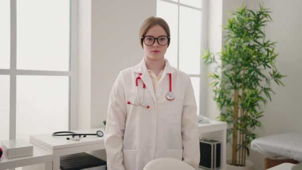 Junge Blonde Frau Arztuniform Steht Mit Verschränkten Armen Klinik — Stockvideo