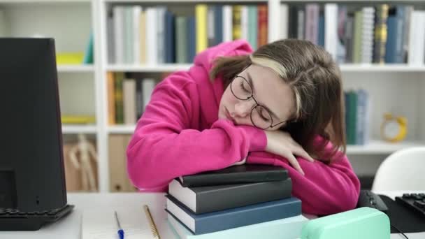 Jovem Loira Estudante Dormindo Com Cabeça Livros Universidade Biblioteca — Vídeo de Stock