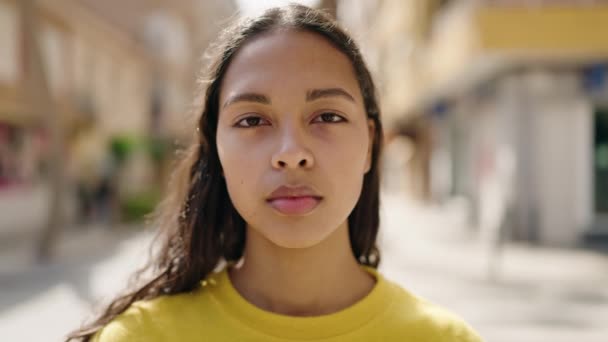 Молода Афроамериканська Жінка Яка Впевнено Посміхається Стоячи Схрещеними Руками Вулиці — стокове відео