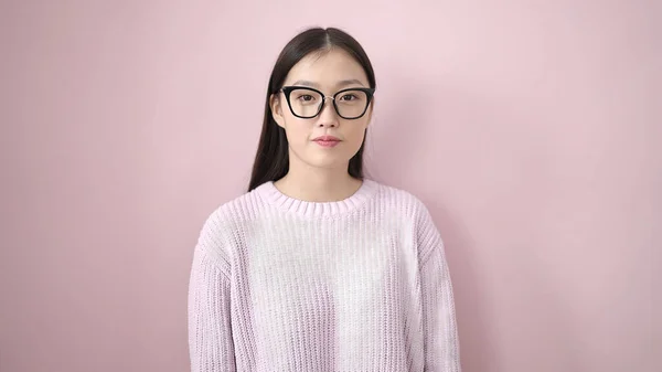 Jovem Chinesa Com Expressão Relaxada Sobre Fundo Rosa Isolado — Fotografia de Stock