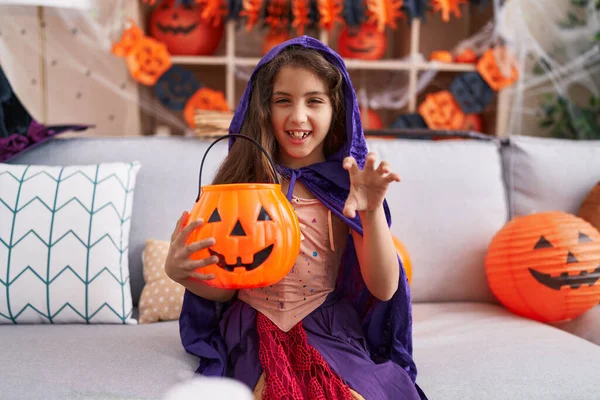 Roztomilé Hispánské Dívka Sobě Halloween Kostým Dělá Děsivé Gesto Doma — Stock fotografie