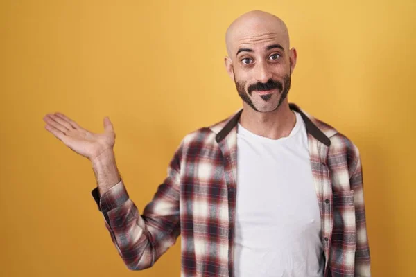 Homem Hispânico Com Barba Sobre Fundo Amarelo Sorrindo Alegre Apresentando — Fotografia de Stock
