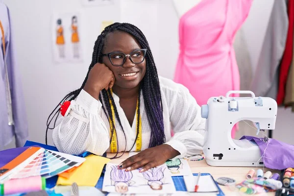 Afro Amerikaanse Vrouw Kleermaker Glimlachen Zelfverzekerd Zitten Tafel Kleermaker Winkel — Stockfoto