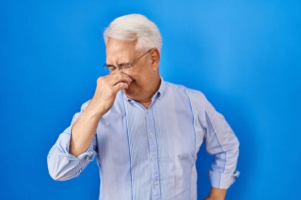 Homem Sênior Hispânico Usando Óculos Cheirando Algo Fedorento Nojento Cheiro — Fotografia de Stock