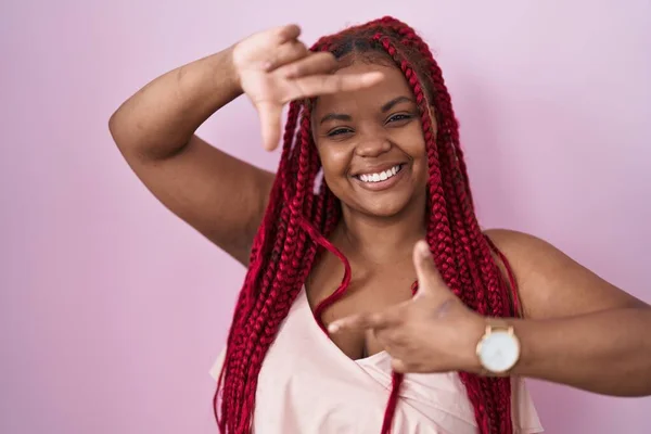 Afroamerykanka Plecionymi Włosami Stojąca Nad Różowym Tłem Uśmiechnięta Robiąca Ramę — Zdjęcie stockowe