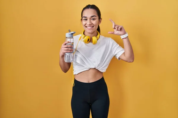 Young South Asian Woman Wearing Sportswear Drinking Water Smiling Confident — Foto Stock