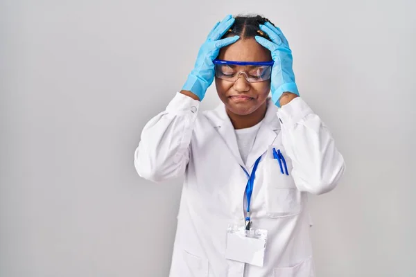 身穿科学家长袍 头戴辫子的非洲裔美国妇女因疼痛和偏头痛而极度头痛和紧张 手放在头上 — 图库照片