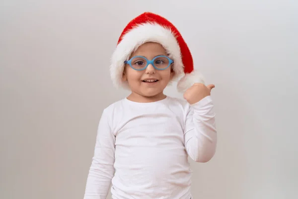 Pequeño Niño Hispano Con Gafas Sombrero Navidad Apuntando Con Pulgar —  Fotos de Stock