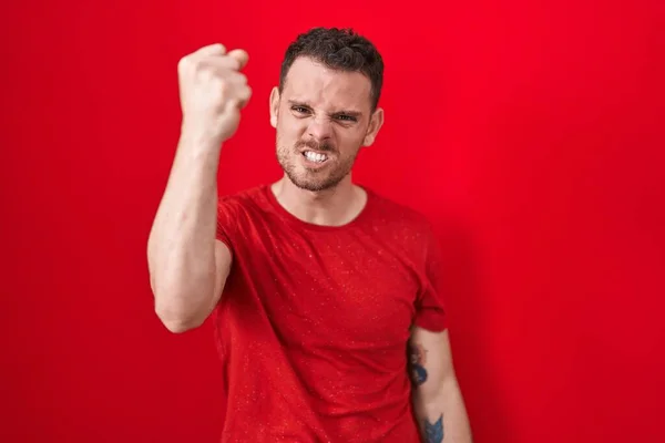 Young Hispanic Man Standing Red Background Angry Mad Raising Fist — Fotografia de Stock