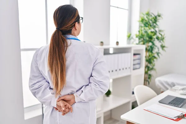 Young Beautiful Hispanic Woman Doctor Standing Back View Clinic — Stock Photo, Image