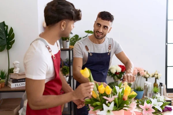 Two Hispanic Men Florists Smiling Confident Make Bouquet Flowers Flower — Stock Photo, Image