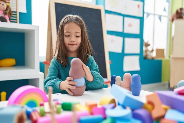 Urocza Latynoska Dziewczyna Bawiąca Się Zabawkami Stojącymi Przedszkolu — Zdjęcie stockowe
