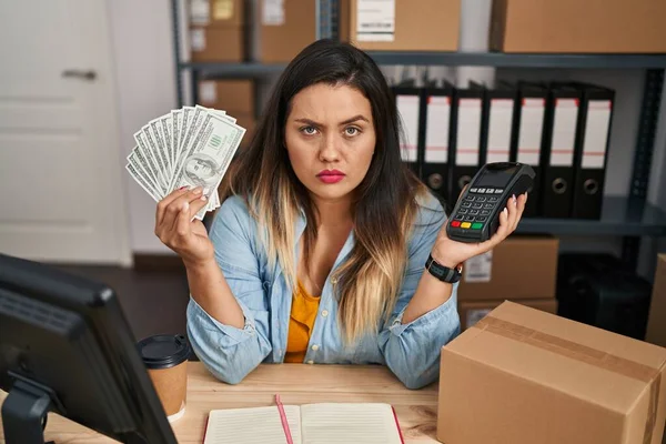 Young Hispanic Woman Working Small Business Ecommerce Holding Money Dataphone — ストック写真