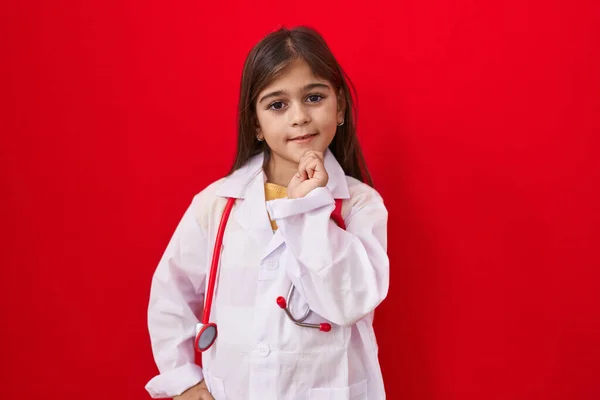 Little Hispanic Girl Wearing Doctor Uniform Stethoscope Thinking Concentrated Doubt — Photo