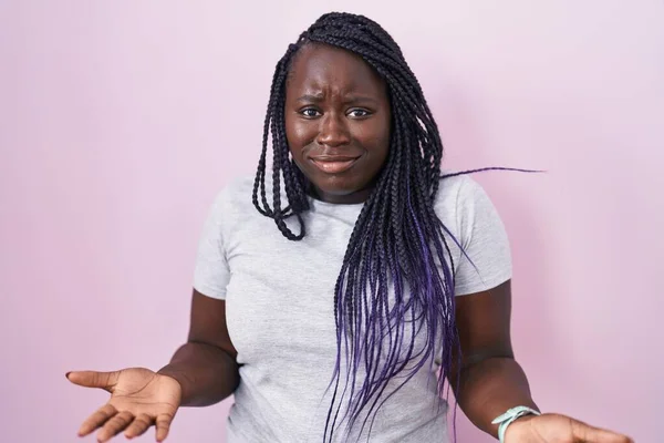 Joven Mujer Africana Pie Sobre Fondo Rosa Despistado Confundido Con —  Fotos de Stock