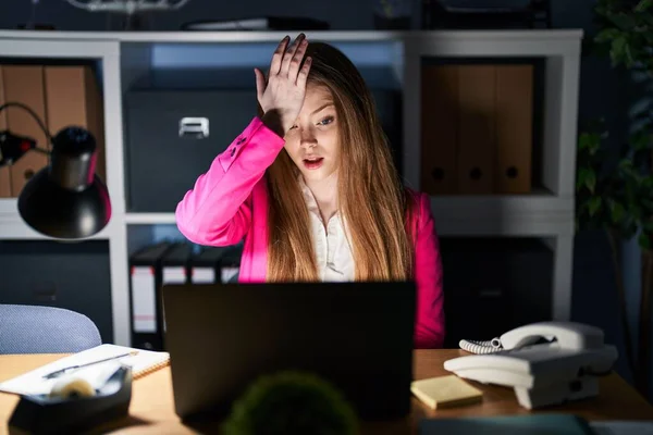 Young Caucasian Woman Working Office Night Surprised Hand Head Mistake — Stock Photo, Image