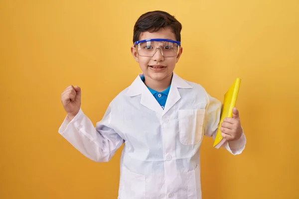 他的惊慌失措的小男孩戴着科学家眼镜 自豪地尖叫着 高举双臂庆祝胜利和成功 — 图库照片