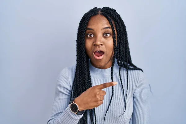 African American Woman Standing Blue Background Surprised Pointing Finger Side — Stockfoto