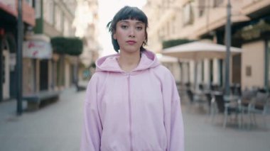 Sokakta kendine gülen genç İspanyol kadın.