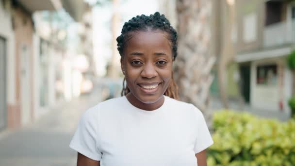 Afroamerykanka Uśmiecha Się Pewnie Stojąc Ulicy — Wideo stockowe