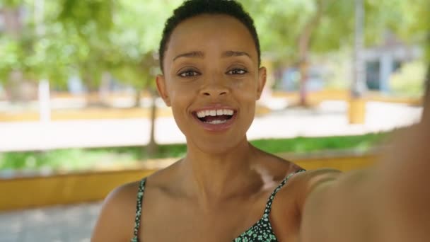 Afro Amerikalı Kadın Gülümsüyor Parkta Video Araması Yaptığından Emin — Stok video