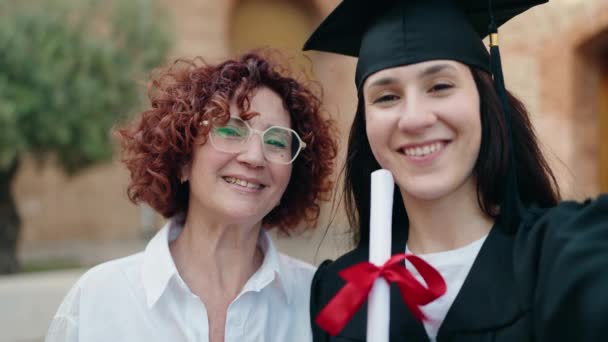 Dwie Kobiety Matka Córka Posiadające Dyplom Rozmowie Wideo Uniwersytecie Kampusu — Wideo stockowe