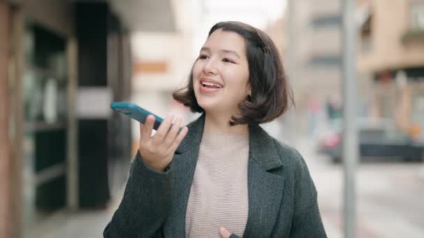 Νεαρό Ισπανόφωνο Κορίτσι Χαμογελά Αυτοπεποίθηση Μιλώντας Στο Smartphone Στο Δρόμο — Αρχείο Βίντεο