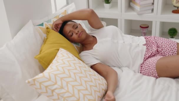 非洲裔美国妇女躺在床上睡在卧室里 — 图库视频影像