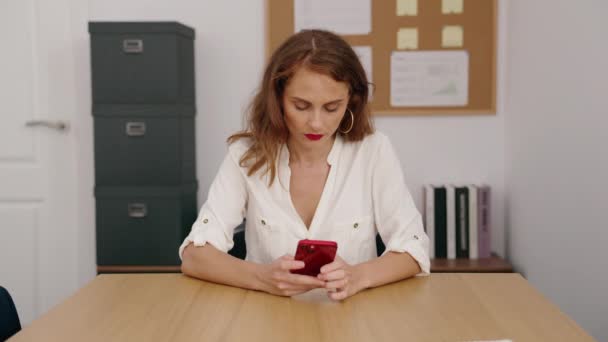 Ofiste Çalışan Genç Güzel Spanyol Kadını Akıllı Telefon Kullanıyor — Stok video