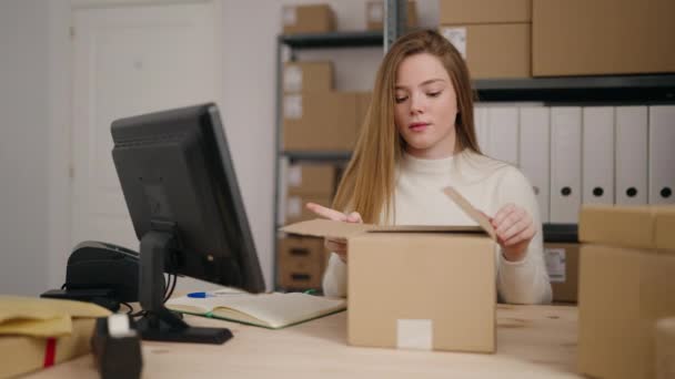 Młoda Blondynka Kobieta Ecommerce Biznes Pracownik Rozpakowywanie Pakiet Biurze — Wideo stockowe