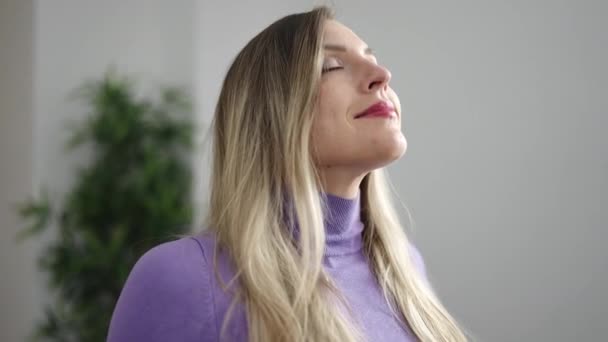 Νεαρή Ξανθιά Γυναίκα Χαμογελά Αυτοπεποίθηση Αναπνοή Στο Σπίτι — Αρχείο Βίντεο