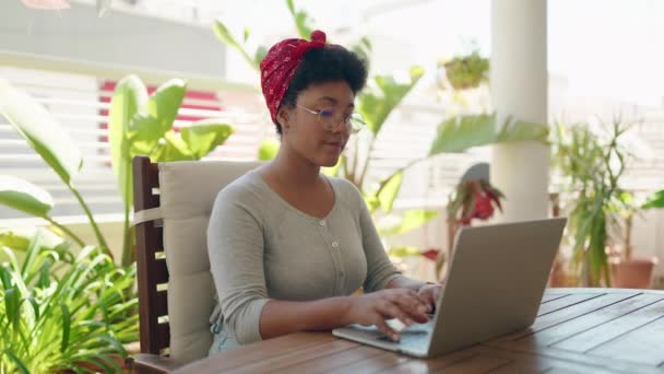 Afroamerykanka Pomocą Laptopa Siedzi Stole Domu Taras — Wideo stockowe