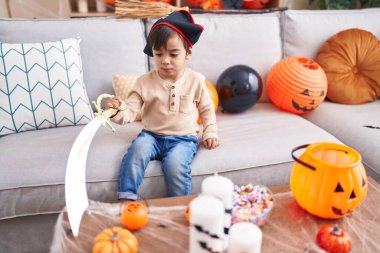 Sevimli İspanyol çocuk cadılar bayramı partisinde elinde kılıç tutuyor.